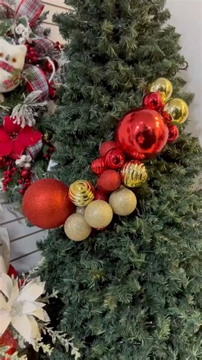 Tutorial de guirnalda de esferas en #tendencia ✨ Si el video te gustó, no olvides compartir y comentar ♥️📲Para más información envíanos un mensaje por whatsapp al 3176417777 #decohogar #decor #Christmas #christmascountdown #navidad #diy #tutorial | Naviadornos y Arte Lia