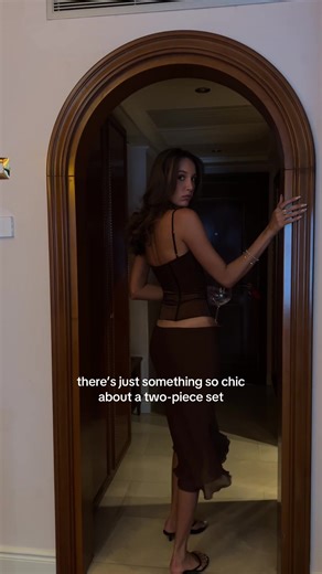 the chicest ever !!! our Naomi set in the prettiest shade of brown 🏹🤎 #chicstyle #carolynbessettekennedy #outfitinspo #effortlessstyle #viral