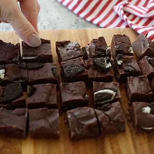 41K views · 217 reactions | You only need FIVE MINUTES to make this Chocolate Covered Oreo Fudge! (Plus, it freezes perfectly and it's great for holiday gifts too!) PRINT THE RECIPE: https://barefeetinthekitchen.com/oreo-fudge-recipe/ | Mary - Barefeet in the Kitchen | Facebook