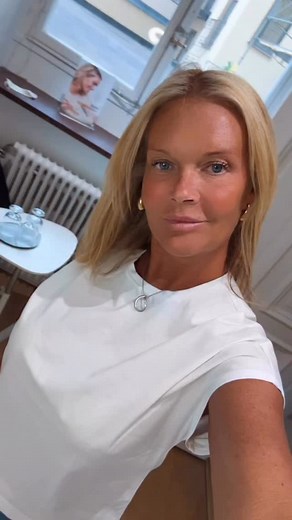 Full speed in Stockholm today – Östermalm always delivers that unique vibe. Jag älskar att möta alla er, finjustera detaljerna och skapa den där sofistikerade touchen av stil & finess. Beauty isn’t about changing who you are – it’s about highlighting your glow. 🌸 Tack för förtroendet, ni gör mina dagar magiska! 💉 Elegance • Energy • Results – my signature. #Östermalm #StockholmClinic #SkönhetMedStil #AestheticStockholm #FullFart #GlowWithStyle #Klinikjobb #StilOchFiness #StockholmVibes #Elegan