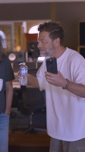 Encore quelques images du studio où nous avons enregistré cette chanson à l’aube de mes 50 ans, ça y est le cap est franchi et en partie grâce à vous finalement je m’y fais 😜, et je m’y sens plutôt bien. Toujours accompagné de mes fidèles...@paulecole @saldiviafelipejavier @pirobarrios @josephdimarco @johandalgaard @soudandavid Merci à eux, merci à vous, merci la vie | CHRISTOPHE MAE