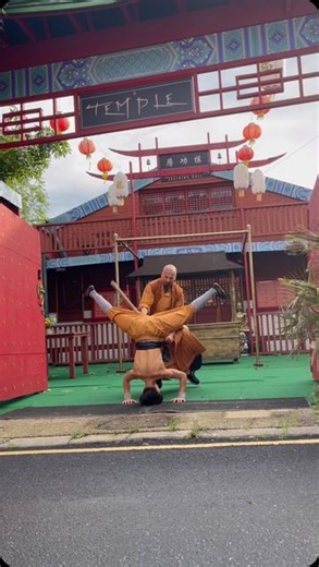 MJ 🐉 The White Dragon on Instagram: "Can you do this‼️😱 #china #kungfu #focus #body #mind #soul #understand #warrior #monk #enjoy #life #Themodernshaolin #thekungfufam #temple"