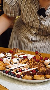 4.9K views · 396 reactions | Video cu eclere și choux umplute cu diferite creme (de vanilie, de cafea), cu frișcă naturală, sos caramel, fructe etc <3 Rețeta video completă este în primul comentariu. | Savori Urbane | Facebook