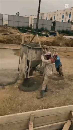 La construction est le processus de conception, de planification et de réalisation d'ouvrages