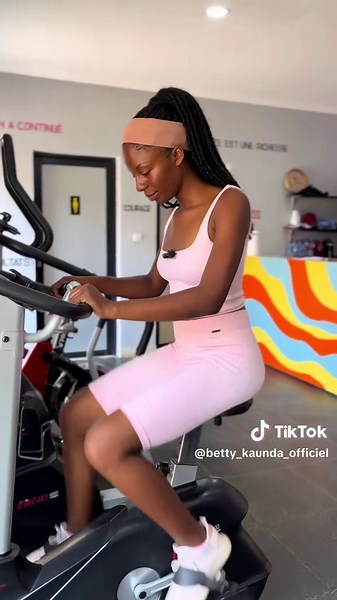 Lutte contre le cancer de sein avec la gym chez @kyreniasport un salle de sport à lubumbashi #octobrerose🎀 #luttecancerdusein #gymgirl #resistance