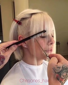 How to approach fringe on a bangin' bob✂️⁣⁣ ⁣⁣ "I like to approach a fringe working from the temple to the center. Combing the hair in it’s natural fall, similar to cutting a bob. If texture is what you’re looking for, leave half an inch or so on the initial cut to insure they don’t end up too short during the texturizing!⁣"⁣ #repost @chrisjones_hair⁣⁣ | CosmoProf
