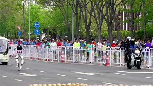 Ανθρωποειδές ρομπότ κέρδισε στον ημιμαραθώνιο του Πεκίνου