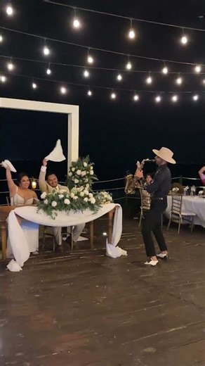“Sara Perché Ti Amo” – Live Saxophone at Wedding Dinner | Cancun Wedding Party 🎷