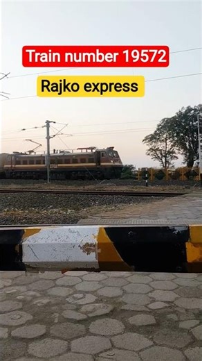 WAP 4 loco motiv ke sath train number 19572 rajkot express at jetlsar Junction #passengertrain