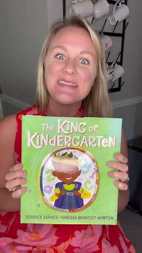 Do you have The King of Kindergarten in your classroom library!? 📚🤔👑 Set with a royal theme, this book is all about having a growth mindset and positive outlook. This book encourages so many great activities and conversations. You can talk about how to handle different situations or compare and contrast your class and theirs. You can even make our Letter K alphabet crown, so all of your students can be the king (or queen) of their class! 🤴👸 Do you have this book? What activities do you do w