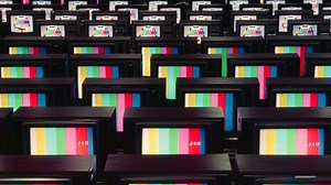 家庭のスマートテレビに強力な電波を送れば、飛ばしたドローンからでも乗っ取れる：研究者が実証（動画あり）