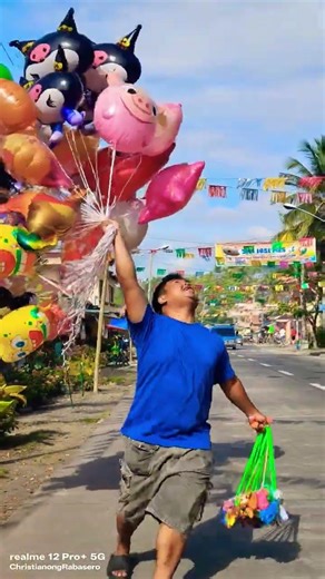 Crazy Helium Balloon Street Surprise in the Philippines🎈🎈🎈🇵🇭#balloons #lobo #toys #philippines