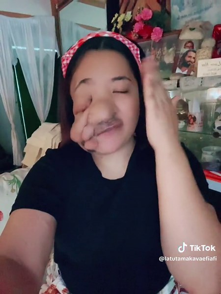 Engaging Hand Gesture Tutorial Indoors