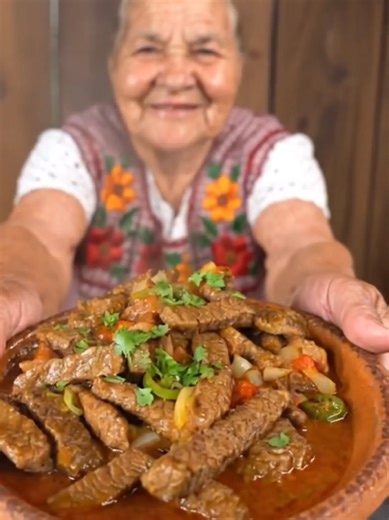 👉 Doña Toñita cocinando en wok chino pero en fogón de leña 🔥 Con manteca, carne, chile, tomate y cebolla 🤤 💥 esto sí es cocina de rancho nivel chef ¿Así o más perrón? 👇 Hashtags Facebook: #ComidaMexicana #Fogon #Wok #CocinaDeRancho #Riquisimo #Chucheman #ComidaMexicana #Fogon #Wok #CocinaDeRancho #Riquisimo #chucheman