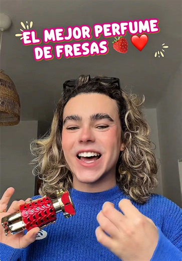 Así es como se hace un perfume de fresa 🍓😏 Llevábamos toda la vida esperando un perfume de fresas naturales, ácidas y chorreantes… y por fin lo tenemos 😭🍓 Es el perfume de fresa más natural que he olido: dulce, adictivo y con un fondo irresistible de iris y vainilla 🍓✨ Un auténtico sueño. ¿Lo has probado, Juli? @rabanne #FAMEBYRABANNE #RABANNEPARFUMS Publi