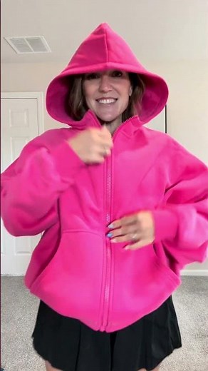 Obsessed with this oversized zip-up hoodie! 🤍