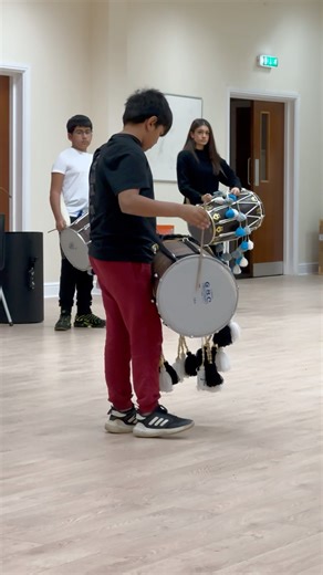 DHOL SOLO PERFORMANCE AT END OF THE DHOL CLASS LEARNING THE DHOL AND PLAYING IN FRONT OF STUDENTS
