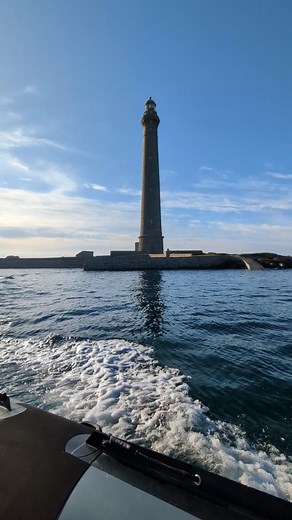 Visiter le Phare de l’île Vierge après la Toussaint ? C’est possible ! 🔦 Découvrez les sorties proposées par nos ambassadeurs de l’île Vierge sur notre billetterie en ligne, dans la catégorie « Visites & activités », puis la rubrique « île Vierge ». 🌊 Visiting the Ile Vierge Lighthouse after the holidays? It’s possible! 🔦 Discover the tours offered by our île Vierge ambassadors on our online ticketing platform, under the “Visits & Activities” category, then the “île Vierge” section. 🌊 #Ambas