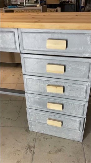 Δεύτερη ζωή σε ένα παλιό γραφείο μαθητή. Τρίψιμο με γυαλόχαρτο βερνίκι και πατητή τσιμεντοκονία.