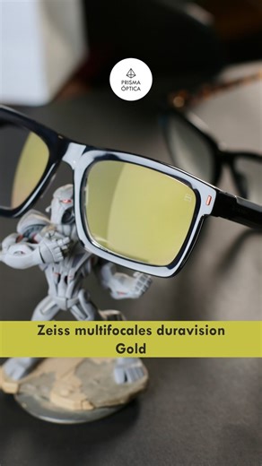 ✨ Nuevos multifocales ZEISS DuraVision Gold ✨ Si usas multifocales (o ya pasaste los 40 ), mira esto: un lente con estética premium gracias a ese toque dorado y una calidad óptica pensada para usuarios exigentes. ✅ Diseño asférico (más estético, sin “efecto lupa” ✅ Ultra delgados, incluso en medidas altas ✅ Súper hidrofóbicos: se limpian facilísimo (agua microfibra) ✅ Grabado digital ZEISS 2 años de garantía Sí, su importación toma 15 días útiles… pero honestamente: son una joya para tus ojos y 