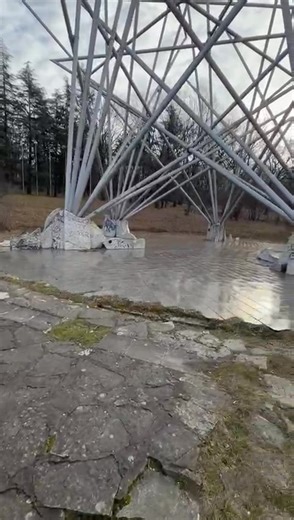 Spomenik "Zvezda"- još jedan sumbol nemara požarevačkih naprednjaka! Spomenik slobode i pobede nad fašizmom „Zvezda“, jedan od tri spomenika u okviru spomen-parka Čačalica, danas stoji kao simbol – ne pobede, već nemara. Godinama je prepušten propadanju, bez ijednog ozbiljnog restauratorskog zahvata, bez plana, bez odgovornosti. I dok se beton kruni i istorija briše, gradska vlast uporno okreće glavu. Postavlja se jednostavno pitanje: da li je sloboda izborena krvlju rodoljuba prestala da bude v