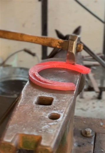 A quick pair of fullered horseshoes. Getting my stock ready for spring shoein’ 🌸 #farrier#horse#horseshoe#blacksmith#forge