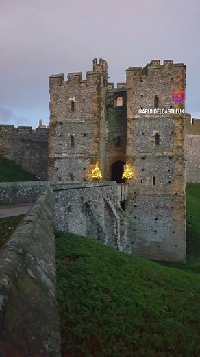 There's something truly enchanting about Arundel at Christmas. From twinkling lights adorning the streets to the festive charm of the cafés, restaurants and cosy shops, it feels like stepping into a winter fairy tale. ❄️🕯️ Wrap up warm, wander the cobbled streets, and soak up the magic. 🎁✨ #ArundelChristmas #FestiveMagic #Arundel #Christmas #VisitSussex | Arundel Castle