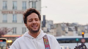 Vianney provoque une émeute devant Notre-Dame de Paris