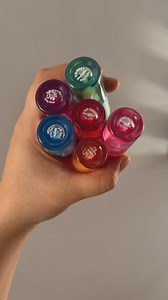 ¡Encuentra tu Lip Oil favorito y llévalo contigo a todas partes! 💘 🍇 Morado - uva 🍊 Naranja - naranja 🩵 Azul - menta 🍉 Rojo - sandía 🍏 Verde - manzana verde 🍓 Rosado - fresa #LipOil #RubyRoseColombia #maquillaje | Ruby Rose Colombia