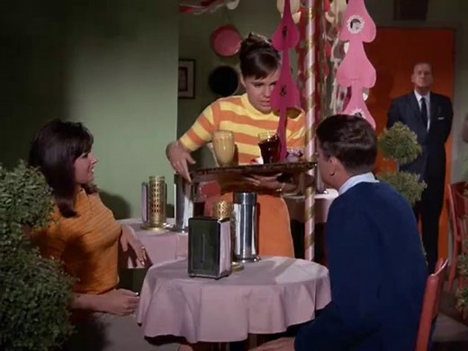 1x27 - Independence - Gidget Style