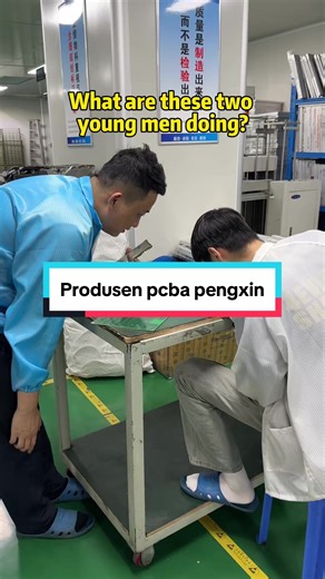 Người giám sát đã kiểm tra bo mạch để phòng ngừa sự cố. 👍#TetGiuLua #testaocl #pcba #smt #gerber