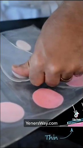 How to Make Easy Fondant Roses tutorial only at YenersWay.com #cake #caketutorials #sugarflowers