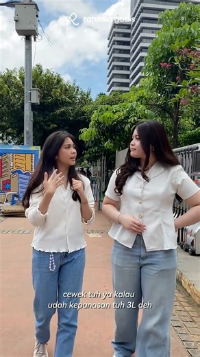 Rahasia Gadis on Instagram: "Beb, cewek kalau kepanasan biasanya langsung kena 3L: Laper, Lemah, Lesu 😭☀️ Makanya butuh yang bisa bikin mood balik lagi! Mampir deh beb ke Festival Sosis Jam 3 by Kanzler di: 🗓️: 5-8 Februari 2026 📍: Anjungan Sarinah, Jakarta Selain bisa cobain rasa terbarunya, kamu juga bisa seru-seruan di vending machine buat dapetin sosis Kanzler + package exclusive collab Kanzler x Rahasia Fragrance, plus experience di Fresh Zone! Dijamin bukan cuma kenyang, tapi bikin sore