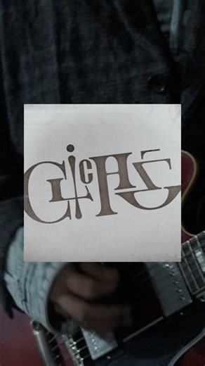 너드커넥션 Nerd Connection on Instagram: "💿 너드커넥션 (NERD CONNECTION) - Cliché 세상 모든 뜬구름 잡는 소리들에게 “All You Say is Cliché” 놀라지 마시라. 이 곡은 분명 너드커넥션의 신곡이 맞다. 단지 기존 틀에서 완벽히 벗어났을 뿐. 너드커넥션 하면 흔히 떠올리는 감수성 짙은 멜로디, 서정적인 노랫말, 밀도 높은 밴드 사운드 같은 건 이 노래에 없다. 대신 차갑고 감각적인 전자음, 낮게 읊조리는 보컬, 그러다 잔뜩 일그러진 목소리로 강렬하게 외치는 후렴과 폭발적인 연주 다발이 이들을 둘러싼 고정 관념을 파괴한다. 팀에게 성공을 안겨준 이미지와 문법을 보기 좋게 거스르는 신곡이라니 통쾌한 파격, 과감한 변신이다. ‘Cliché’는 기대를 꺾음으로써 더 큰 기대감을 품게 하는 영리한 노래다. 편안하고 익숙한 클리셰를 깨고 낯설고 새로운 재미를 추구하기까진 적잖은 용기가 필요하다. 너드커넥션은 