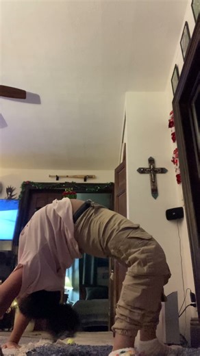 Does anyone wanna sit on me #funny#bendy