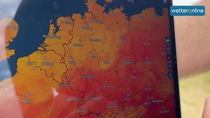 19K views · 210 reactions | Am Dienstag bilden sich lokale Unwetter ⛈ mit Hagel und Sturmböen. Unser WetterReporter gibt eine aktuelle Einschätzung zur morgigen Lage. Weitere Infos: https://www.wetteronline.de/wetterticker/vorwarnung-am-dienstag-drohen-unwetter-grosser-hagel-schwere-sturmboeen-und-starkregen-moeglich--15a216c7-1948-4a80-a383-50af7fe9356f #Unwetter #Wettervorhersage #Hagel | WetterOnline | Facebook
