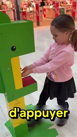 Ce dragon vert donne des bonbons aux enfants 😯