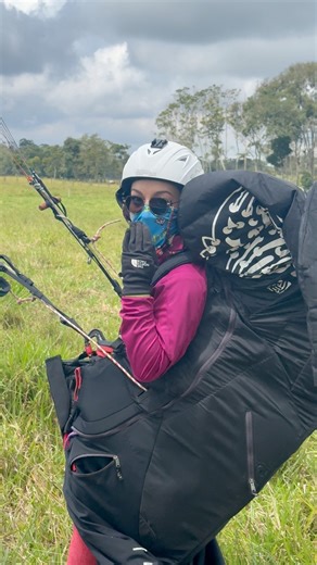 Aterrizaje de precisión con mi floton después de un lindo cross. Mi último cross de este año, estos últimos días del 2025 estaré en modo tándem, hay que trabajar porque el viento no me mantiene 😂😂 . . #parati #parapentecolombia #paraglidinggirls #colombiana #aterrizaje #colombia #mesadelossantos #paraglidinglife #paraglidinggirls #paraglidinglove | Ailyn González
