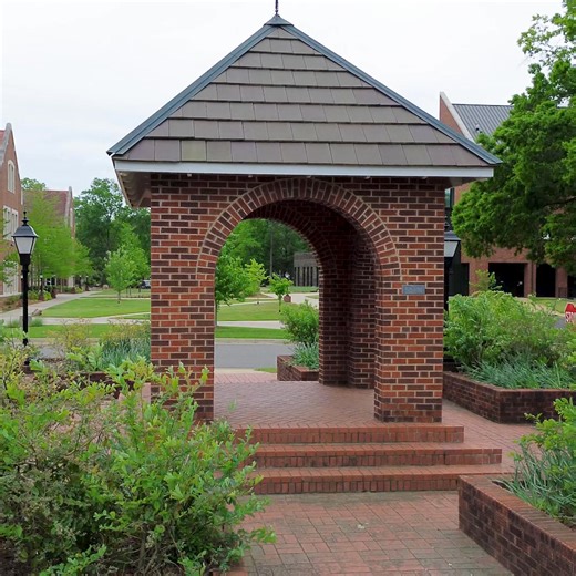 ✨ High school seniors, it’s your time. The Hendrix application is officially OPEN!🔥 | Hendrix College