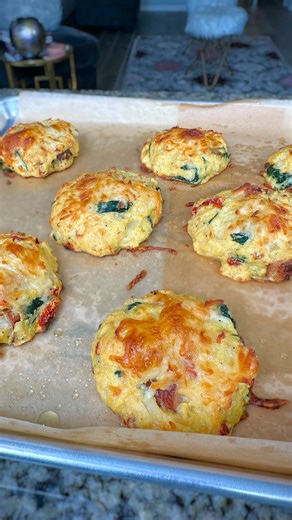 Jasmine Mays on Instagram: "I am not sure who created this recipe originally - I have seen it 15 times. I Just adjusted a bit for my personal preferences. 😋 I am not a huge sun-dried tomato fan but I still scarfed these down. Will experiment with more flavors now that I know how good these are. Protein Poppin’ Breakfast Biscuits 💥🍳 (aka your new go-to for a hearty, high-protein, stay-full-for-hours kinda breakfast 🙌🏽) Preheat your oven to 375℉ and line a large baking sheet with parchment pa
