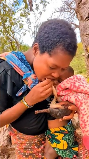 Hadzabe_ Mom Feeding Her Little Baby_With Love_❤️🥰 |Meatlovers _Eating.#shortsfeed