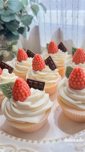 Emprende con Jabones Artesanales on Instagram: "🍰✨ ¿Te imaginas vender jabones tan lindos que parecen postres? Con la técnica correcta y un poco de creatividad, podés transformar simples ingredientes en verdaderas obras de arte que tus clientes van a amar. 💕 En mi MegaPack de Jabonería Artesanal te enseño paso a paso cómo crear jabones únicos, con aroma, color y textura profesional, y cómo convertir este hobby en un negocio rentable desde casa. 🌿 💻 Accedé hoy desde el enlace en mi perfil y e