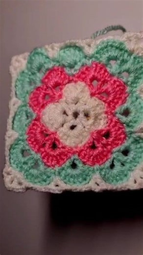 Crochet granny square,green alternating pink #crochet #bag #handmade | Macrame Crochet