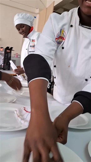 Good Things about Being a Chef : 10 Benefits to this Profession Mastering the culinary arts is a skill that could take you wherever you want to go. Top quality chefs are in high demand around the world. It's the perfect career for those who demand perfection of themselves and those who take pleasure in providing the highest quality service and culinary creativity to their clients. As you consider your career options, be sure to take into account 10 benefits that are cooking up in the kitchen. 1.