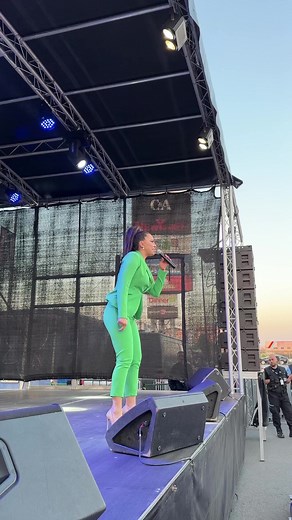 381K views · 4.6K reactions | “În lacrimi aș veni la nunta ta” s-a auzit LIVE în București, 1 MAI 2023 | Ionela Guzic | Facebook