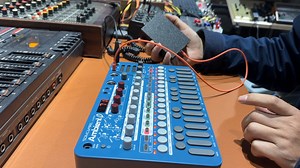 用收废品的原理作一段氛围音乐