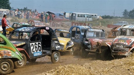 Gasolina, barro y coches míticos como el Citroën 2CV compitiendo cuerpo a cuerpo: 'Pop Cross', la carrera más loca que nació como una campaña de publicidad