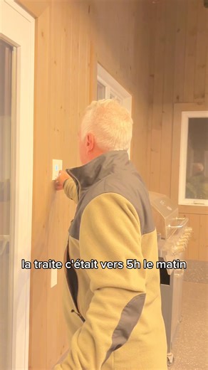 La « run de lait » a lieu tous les matins, du lundi au samedi, entre 3:00 et 4:00 AM. Une personne apporte le lait frais de la ferme pour que les fromagers débutent leur magie. Souvent c’est Bruno, alias Ti-Brin, Jean ou les enfants de Jean qui font le transport. Un petit clin d’œil à la personne qui a accepté de se lever pour filmer, pendant que tout le village dormait encore, pour vous permettre d’entrer dans l’arrière-scène de la fromagerie la nuit. #fromagerie #ferme #lait #behindthescene #s