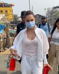 1M views · 10K reactions | Kiara Advani, Huma Qureshi at Versova Jetty #kiaraadvani #humaqureshi | Movie Review Preview | Facebook