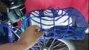4.7K views · 33 reactions | #tutorial | ¿Cómo colocar malla para parrilla de bicicleta o moto?  Red elástica, ideal para asegurar tu casco adicional o demás artículos que necesites llevar en la parrilla o tanque  Se puede utilizar en parrillas de bicicletas o moto  6 ganchos removibles de metal  Dimensiones sin estirar: 40 cm de ancho x 40 cm de largo  Estado: Nuevo  Entrea en puntos céntricos de Managua  Precio: 180 córdobas | Crazy Bikes | Facebook